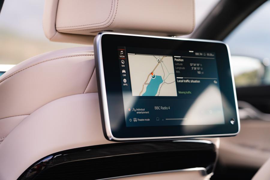 Детали интерьера BMW 730Ld (G12) 2019 года  (UK) (фото 22 из 36)